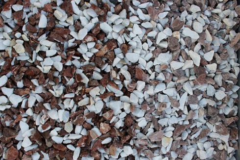 Kamenclub.ru: Мраморная крошка (щебень крошка микс: белый-розовый) фр. 10-20 мм.  купить в Смоленске мрамор белый, розовый каменный декоративный ландшафтный щебень 12000 руб/т   фото КАМЕНЬ КЛУБ