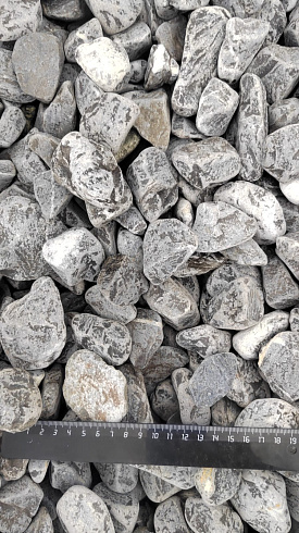 Kamenclub.ru: Щебень галтованный черный (мрамор) фр.40-70 мм.  купить в Смоленске мрамор черный с белыми прожилками, черный, белый щебень галтованный округлый 13500 руб/т   фото КАМЕНЬ КЛУБ